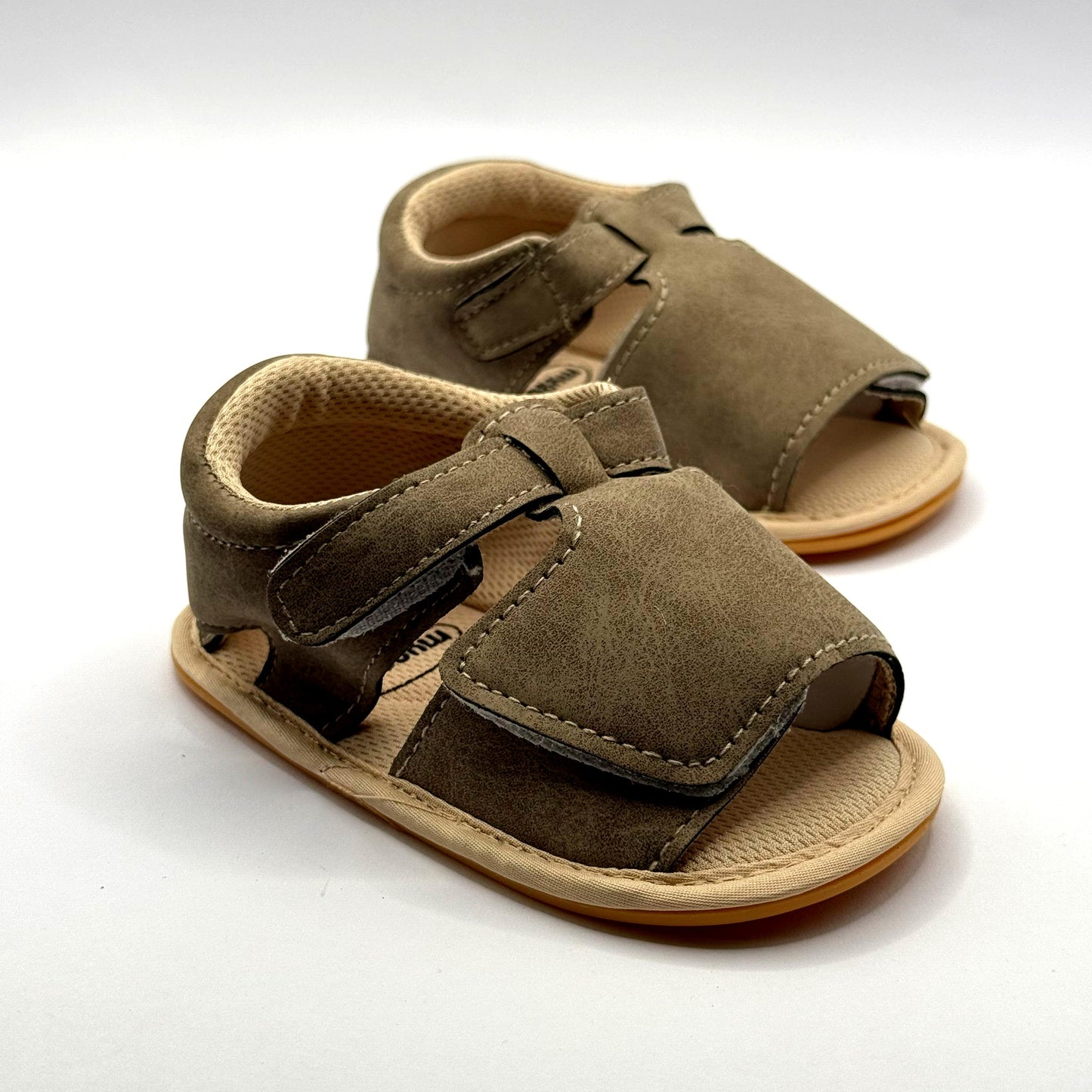 סנדלי תינוקות לבנים