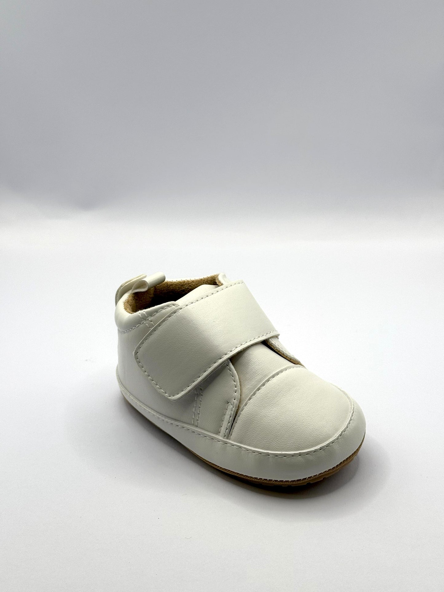 נעלי צעד ראשון בצבע לבן עם סקוץ'