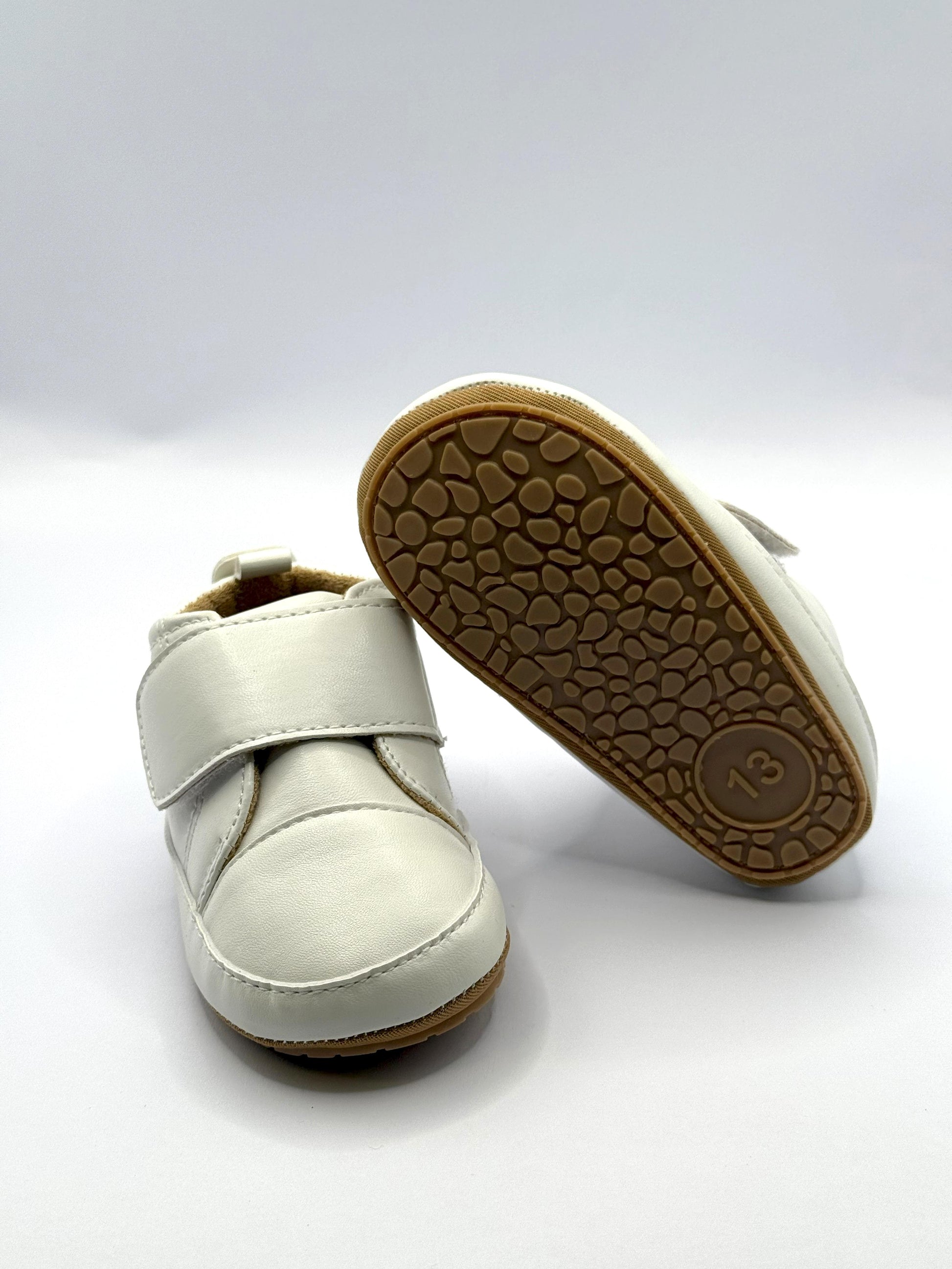 נעלי צעד ראשון בצבע לבן עם סקוץ'